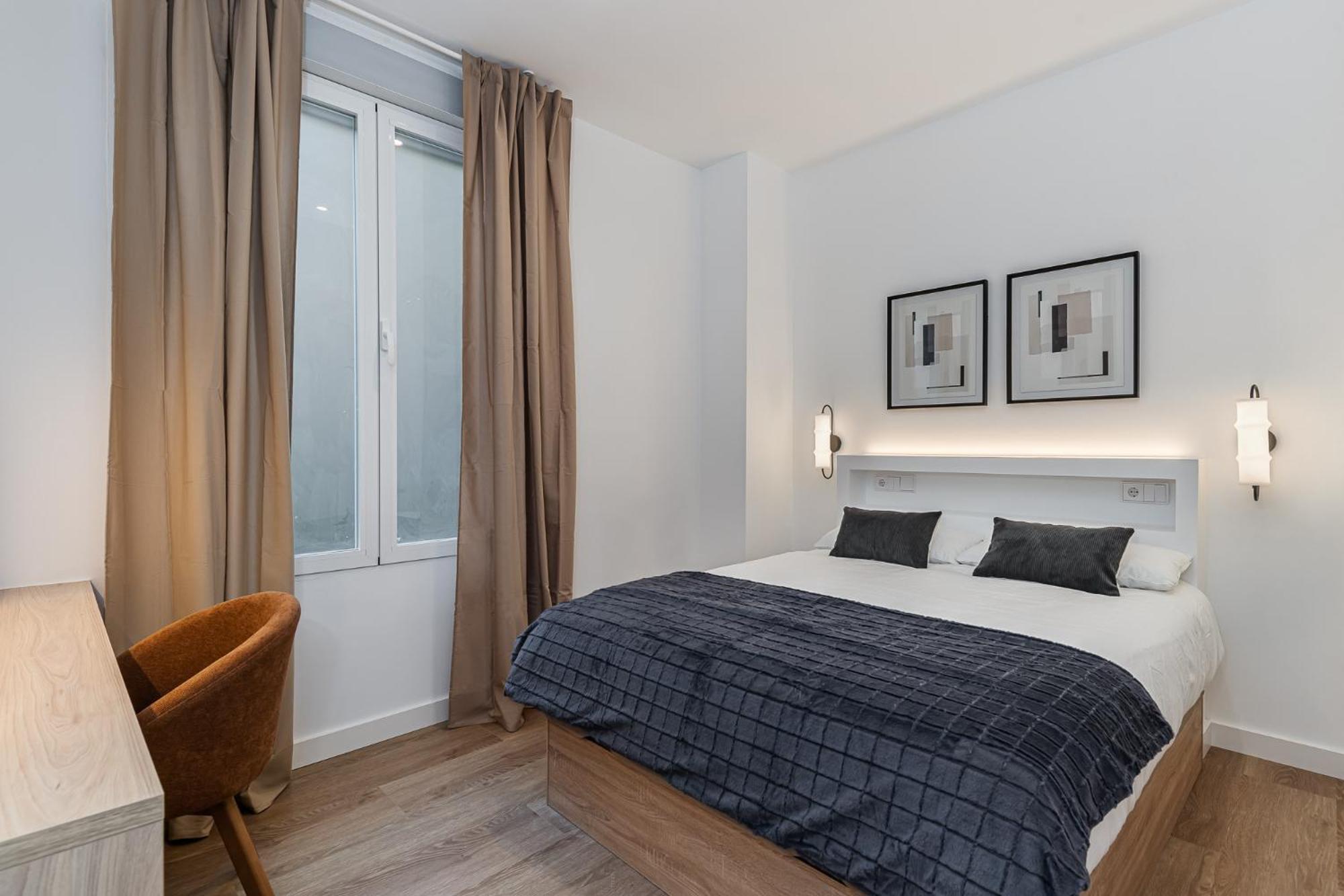 Habitación con cama grande